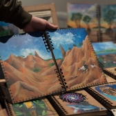 Una obra a la venta en las FLA con paisaje desertico y encuadernación