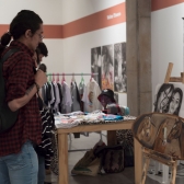 Asistentes a las FLA observan las obras que se exhiben