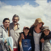 Familia posando para una foto 