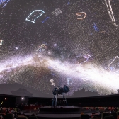 Asterismos simbólicos en el domo del Planetario de Bogotá. 