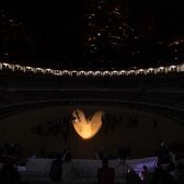 Acción pública de memoria en la Plaza de toros Santamaría 2021. 