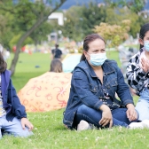 Familias disfrutando de actividades al aire libre