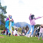 Niños saltando en un parque