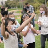 Niños jugando al aire libre