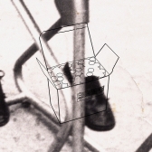 Trabajo fotográfico en blanco y negro con un dibujo de caja de cigarrillos superpuesto - Proyecto de la artista Lina Henao