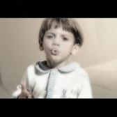Niño soplando humo por la boca 