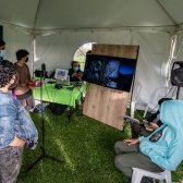 Personas en un carpa tomando un taller de sonido para cine 