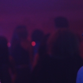 Hombre y mujer hablando en una fiesta 