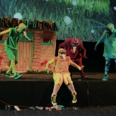 Actores con trajes de aves con escenario de fondo