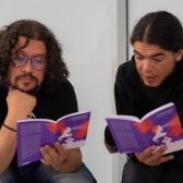 Hombres apropiándose de la guía Gritemos Corte
