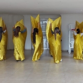 Mujeres gitanas durante práctica de danza