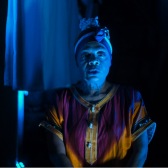 Actriz de obra escénica Hija blanca, mamá negra