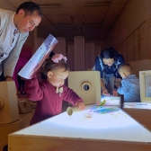 Bebé jugando con caja de luz