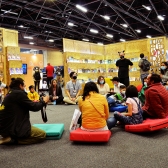 Adultos sentados en el piso en Filbo
