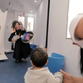 Artista con traje y tambora con lobo pintado