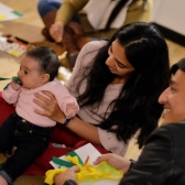 Familia con bebé en experiencia artistica