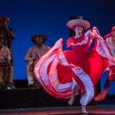 Agrupación de danza tradicional durante presentación