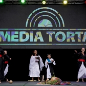 Grupo folclórico durante presentación en La Media Torta