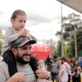 Papá con su hija en los hombros