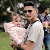 Papá joven con su hija en brazos