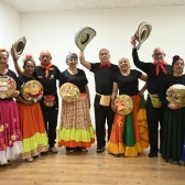 Grupo de adultos mayores con trajes de bailes típicos