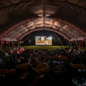 Proyección de cine al aire libre de noche 