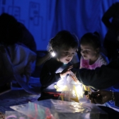 Niños jugando con luz