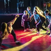 Grupo de bailarines de break dance en el Crea Cantarrana