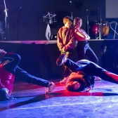 Grupo de bailarines de break dance en el Crea Cantarrana