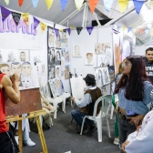 Emprendedores en el stand con sus ilustraciones