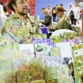 Emprendedores en el stand con sus ilustraciones