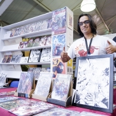 Emprendedores en el stand con sus ilustraciones