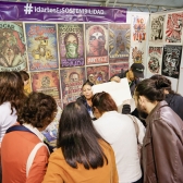 publico observando el material de los emprendedores