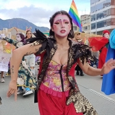 mujer en marcha comunidad lgbti