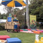 Imagen de la Cicla Literaria en un parque.