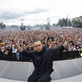 artista con público en festival al parque