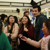 personas interactuando en festivales