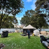 persona de reciclaje en festival al parque