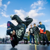 Hombre bailando break dance