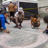 niños en el piso dibujando 