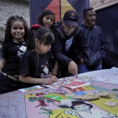niños en una mesa haciendo actividades lúdicas 