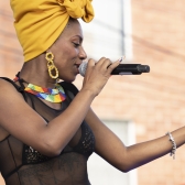 Mujer afro cantando