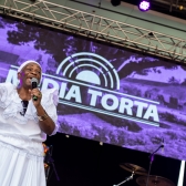 Mujer afro cantando