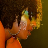 Mujer afro bailando