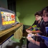 Niños jugando video juegos