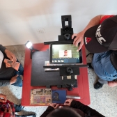 Durante la sesión de stop motion en el taller de audiovisuales del Programa Crea en el Hospital Santa Clara