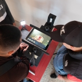 Durante la sesión de stop motion en el taller de audiovisuales del Programa Crea en el Hospital Santa Clara