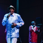 Hombre afro cantando
