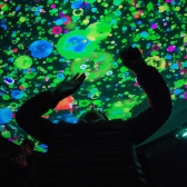 niño jugando en el planetario
