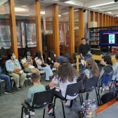 Sesión de taller para niños y jóvenes